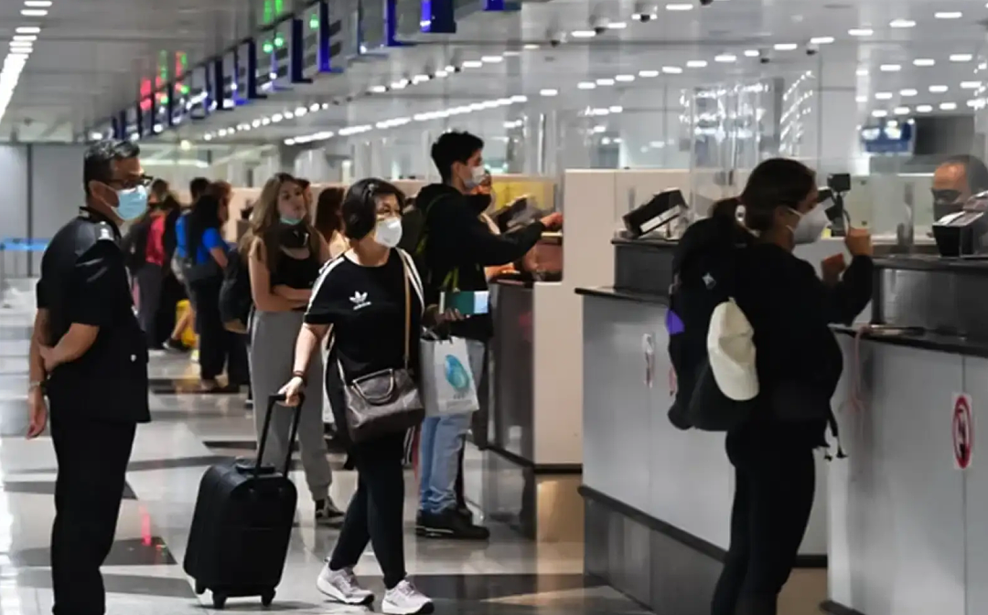 中国女子带娃大闹海关!辱骂暴打移民官致其脑震荡,法院判决引爆舆论...(组图) - 2