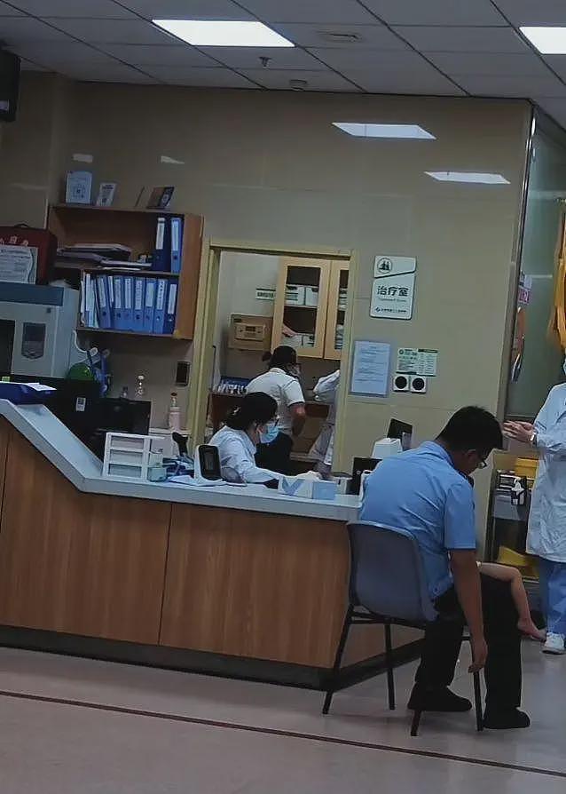 独守妈妈尸体后续：现场排泄物满身，男童生父现身，官方通报已发（组图） - 3