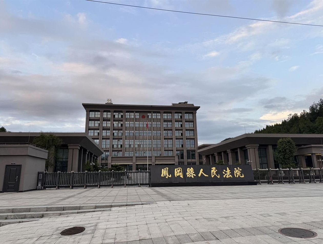 狠父离婚冷静期农药毒杀10岁子和7岁女，母亲：孩子死前抓烂枕套（组图） - 2