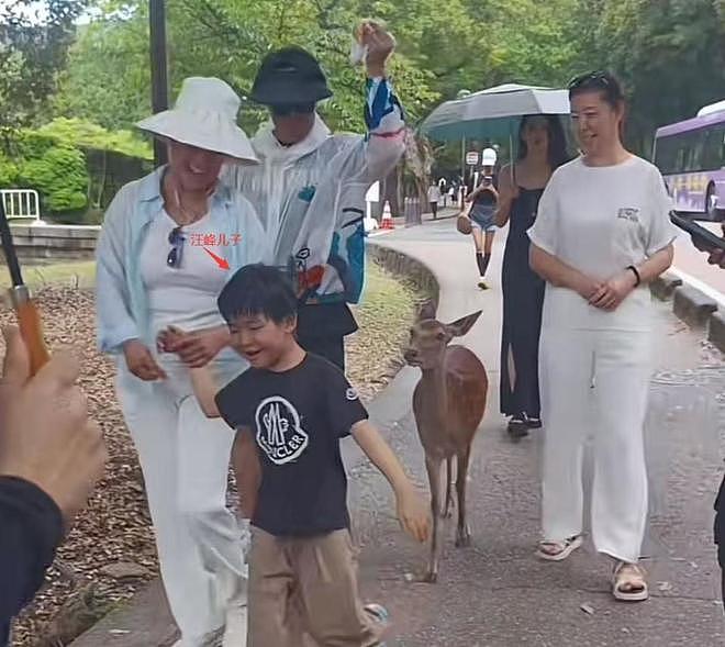 汪峰森林北比小情侣还恩爱！当街搂在一起，森林北下巴靠他肩膀“望夫眼”好甜（组图） - 10