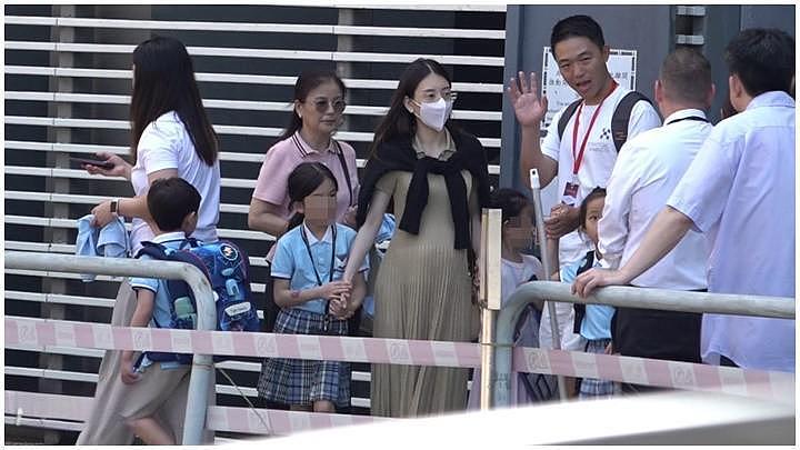 方媛打出租车送女儿上学，怀孕八个月还那么美，不用司机保姆帮郭富城省钱（组图） - 4