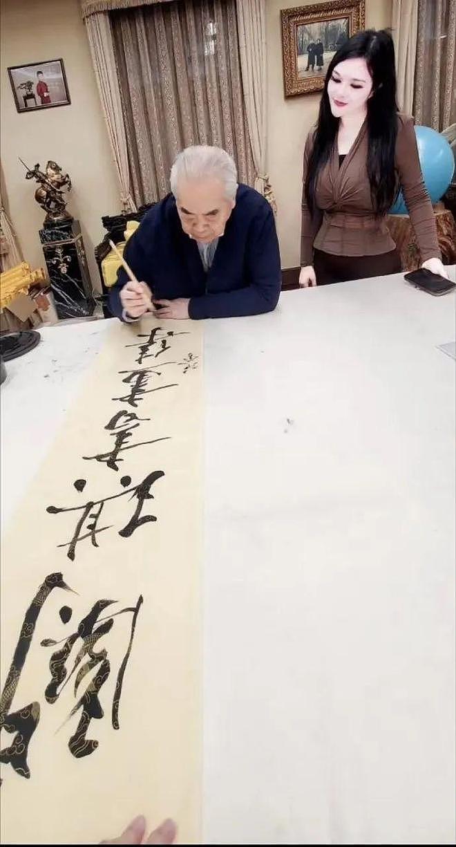 范曾晚节不保?亲题牌匾下堆满烂鞋,还曾给释永信美女弟子题字(组图) - 11