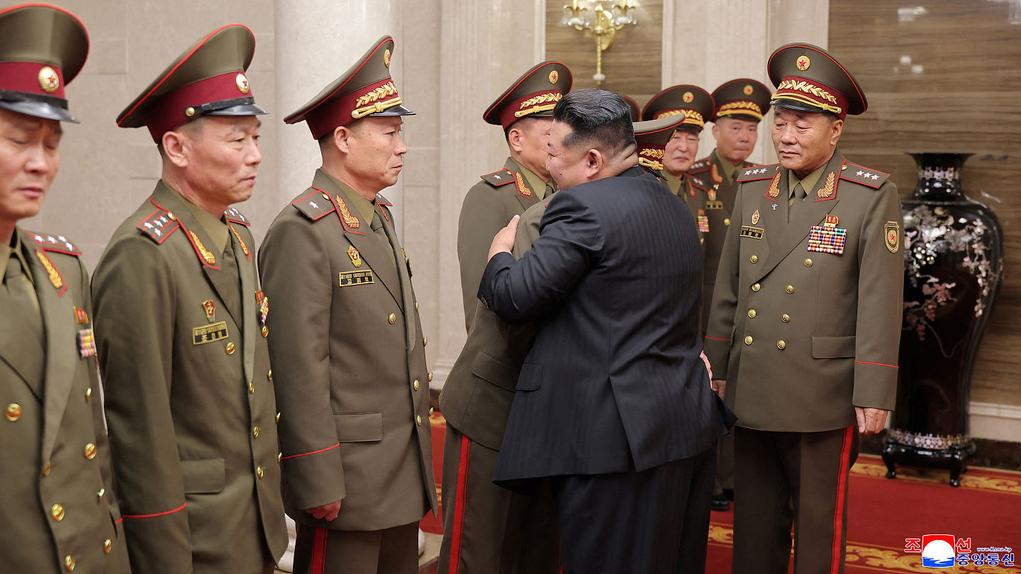 金正恩爱的抱抱!以“最高礼遇”允许面前抽烟 款待赴俄作战军官(视频/组图) - 2