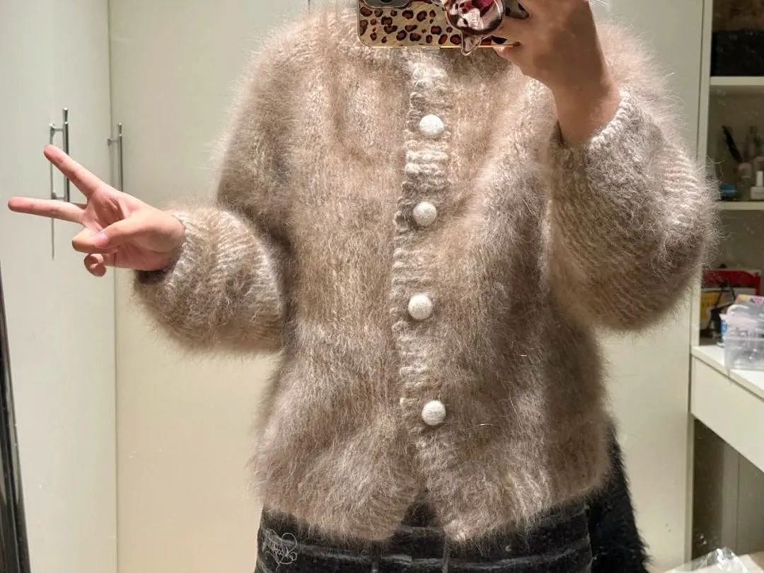 【宠物】妹子用攒了2年的狗毛,给自己和小猫织了件毛衣?网友笑喷:一家人就要整整齐齐(组图) - 4