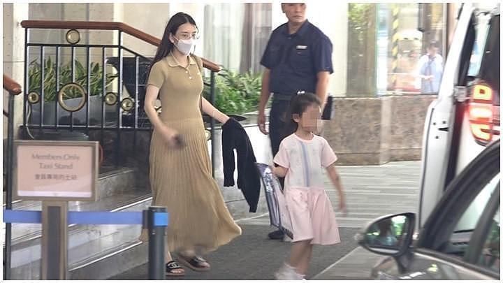 方媛打出租车送女儿上学，怀孕八个月还那么美，不用司机保姆帮郭富城省钱（组图） - 6