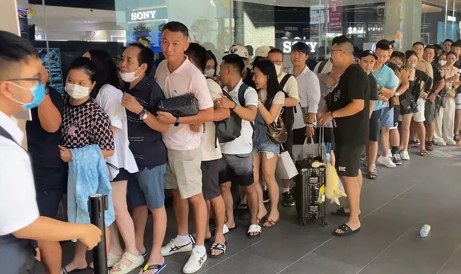 “如果没有中国，就没有新加坡…”网传中国妈妈携娃插队与本地人对骂，视频流出引热议（视频/组图） - 39