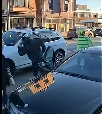 啥世道？！墨尔本街头，光天化日下直接要抢奔驰车，众人出手（视频/组图） - 2