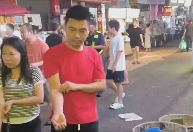 网传当地市民顶着炎热，排队抽血检查肯孔基雅热，评论区褒贬不一（组图） - 1