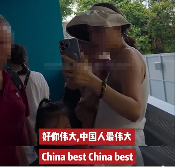 “如果没有中国，就没有新加坡…”网传中国妈妈携娃插队与本地人对骂，视频流出引热议（视频/组图） - 4