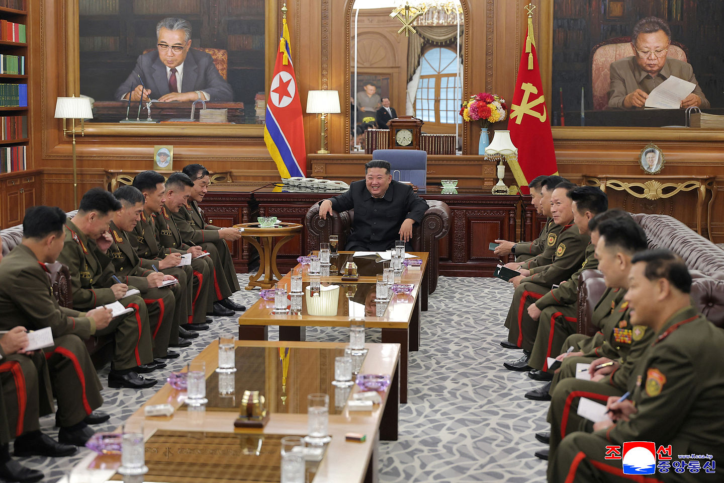 金正恩爱的抱抱!以“最高礼遇”允许面前抽烟 款待赴俄作战军官(视频/组图) - 1