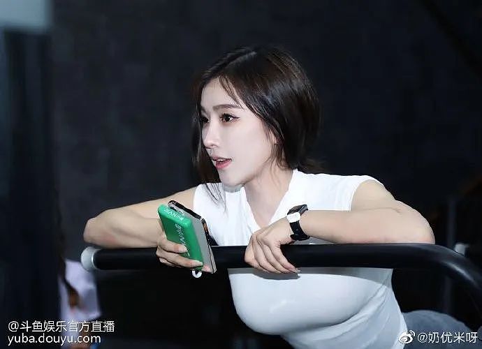 【美女】36E斗鱼舞蹈主播,尤物身材太撩人,看完营养跟不上了...(组图) - 13