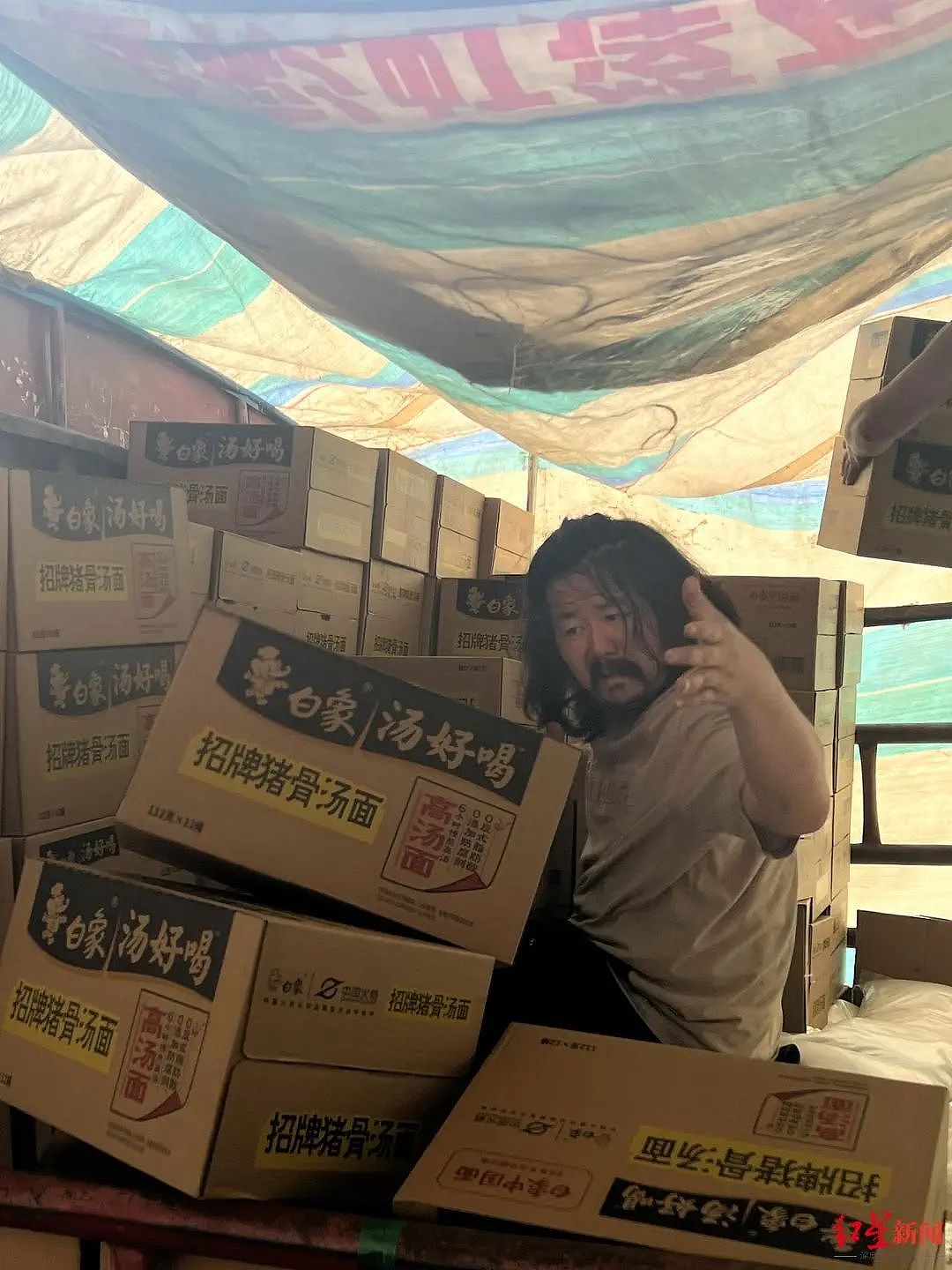 残疾拾荒者胡雷资助的女孩去世，此前两人相见泪流满面感动全网！警方通报来了（组图） - 2