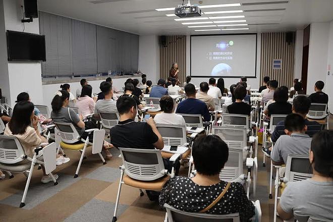 夜校开“恋爱技巧课”95后女生当老师，学生边吐槽边学习（组图） - 2