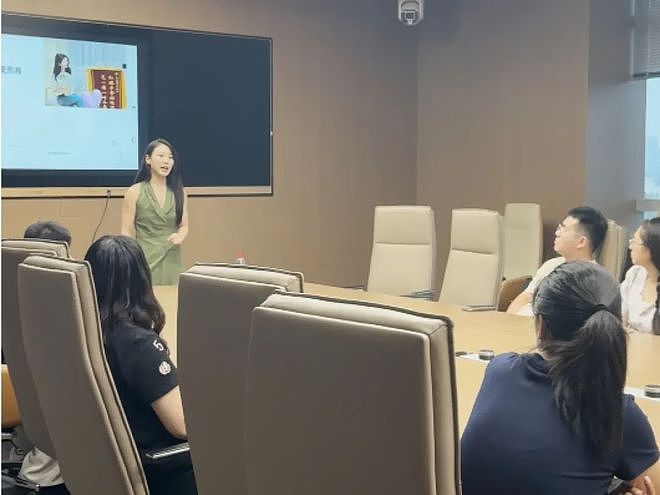 夜校开“恋爱技巧课”95后女生当老师，学生边吐槽边学习（组图） - 1