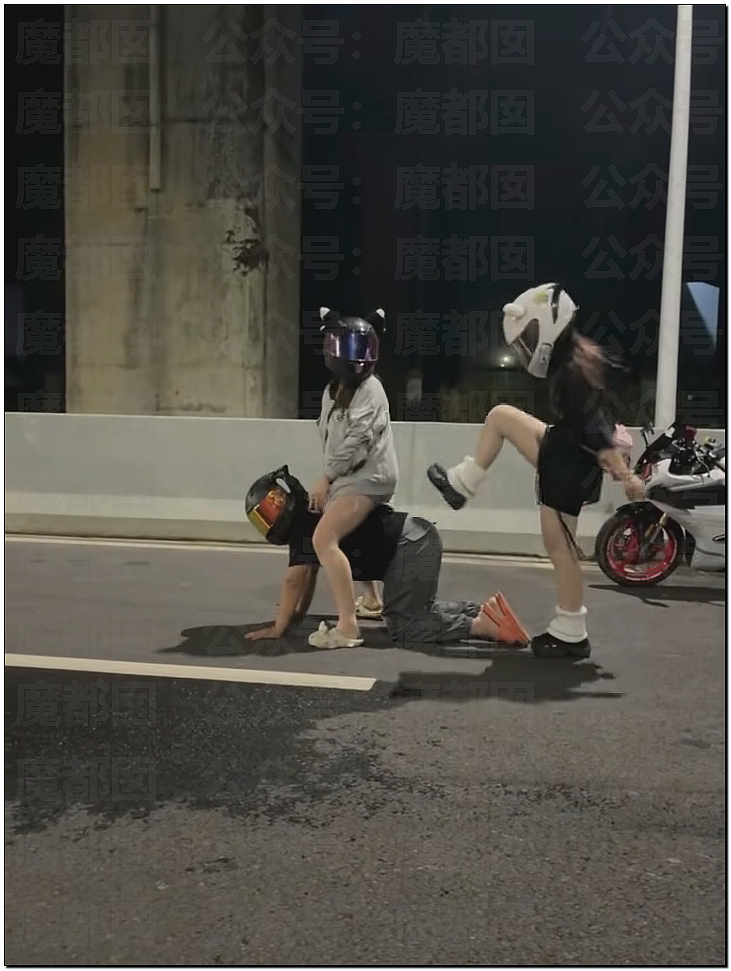 摩友圈疯传!漂亮女骑“遛狗”多名男骑引发剧烈争议(组图) - 2