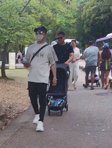 网友偶遇汪峰与女友森林北逛街：汪峰将女友搂在怀中，互动十分甜蜜（组图） - 3