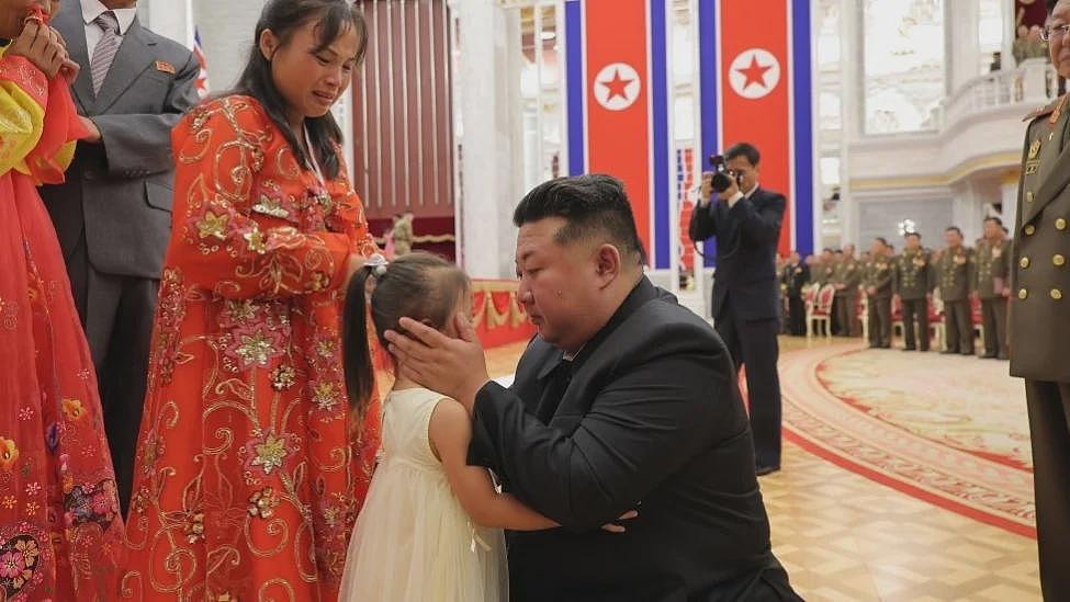 金正恩表彰海外作战部队，接见牺牲官兵遗属（图） - 1