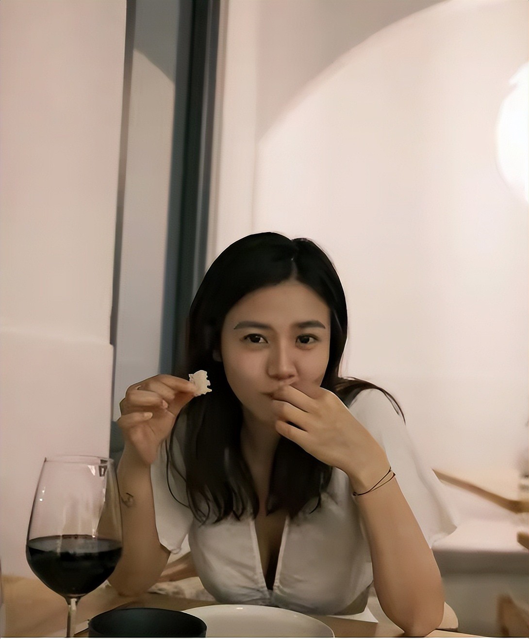 TVB视帝女友性感照被疑走光？朋友留言令男友火速上线，吃醋反问（组图） - 2