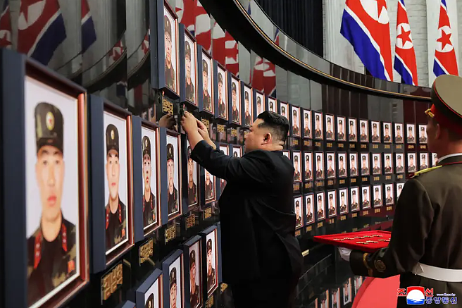 金正恩哭了！公开向遗属道歉，抱紧“战死俄乌士兵”儿女（组图） - 4