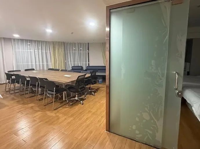 【爆笑】男朋友定了一间商务大床房,推开门我懵了!网友笑疯:这直接就是起床办公了(组图) - 2
