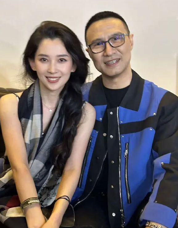 网友偶遇汪峰与女友森林北逛街：汪峰将女友搂在怀中，互动十分甜蜜（组图） - 4