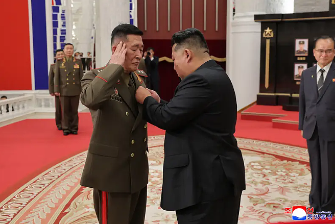 金正恩哭了！公开向遗属道歉，抱紧“战死俄乌士兵”儿女（组图） - 6