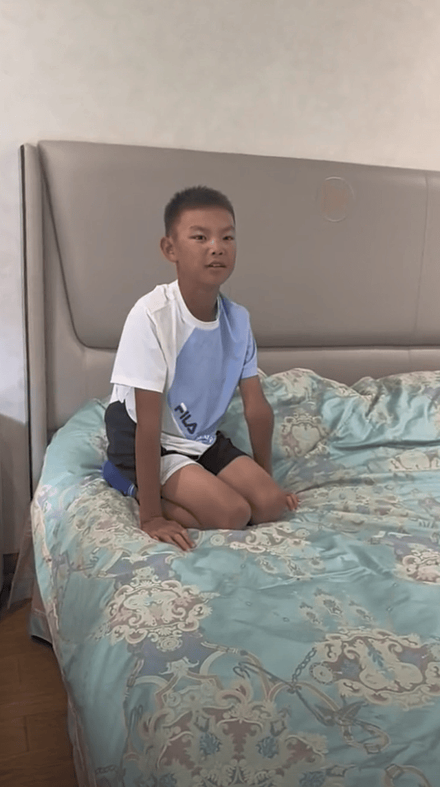 林丹妻子晒儿子,8岁小羽为练网球晒得快成非洲人,只剩两排白牙(组图) - 1
