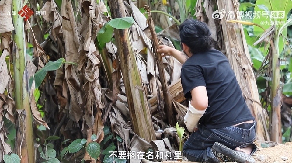 残疾拾荒者胡雷资助的女孩不幸去世，胡雷号啕大哭悼念（图） - 8