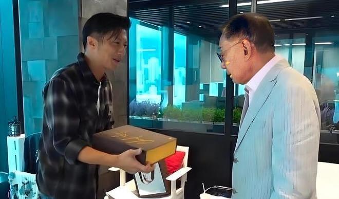 英皇负债谢霆锋疯狂加班，霍汶希带货，为何内娱做不到如此和谐（组图） - 13