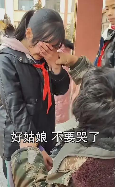 残疾拾荒者胡雷资助的女孩去世了,年仅13岁,邻居曝被虐待后自杀(组图) - 7