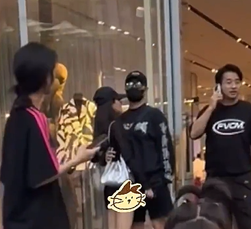 网友偶遇汪峰与女友森林北逛街：汪峰将女友搂在怀中，互动十分甜蜜（组图） - 2