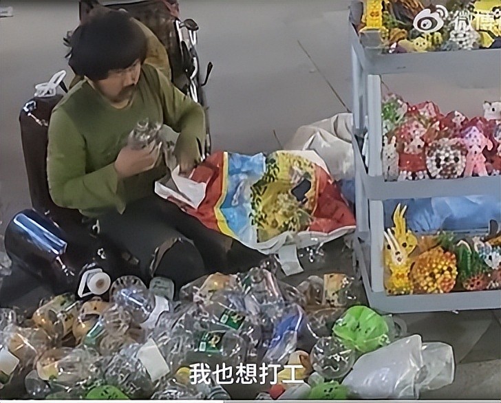 残疾拾荒者胡雷资助的女孩不幸去世，胡雷号啕大哭悼念（图） - 7