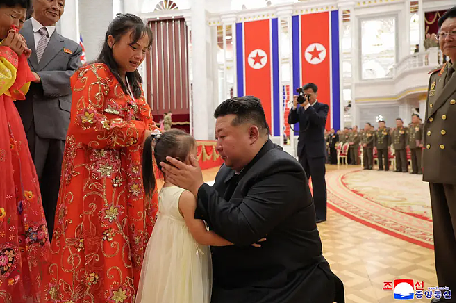 金正恩哭了！公开向遗属道歉，抱紧“战死俄乌士兵”儿女（组图） - 2