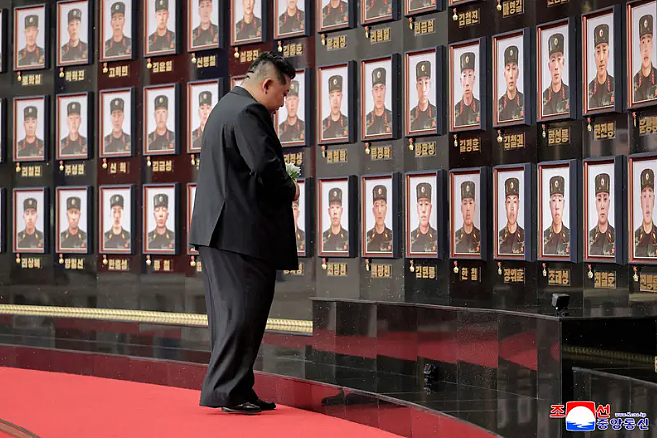 金正恩哭了！公开向遗属道歉，抱紧“战死俄乌士兵”儿女（组图） - 5