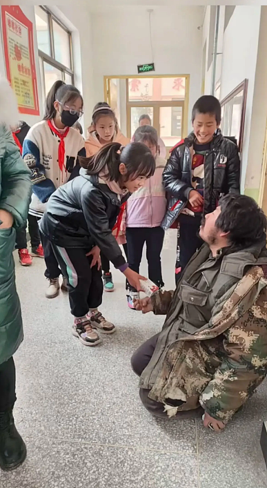残疾拾荒者胡雷资助的女孩不幸去世，胡雷号啕大哭悼念（图） - 1