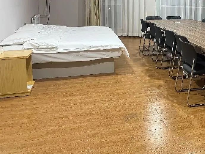 【爆笑】男朋友定了一间商务大床房,推开门我懵了!网友笑疯:这直接就是起床办公了(组图) - 1