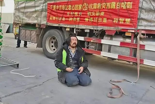 残疾拾荒者胡雷资助的女孩去世了,年仅13岁,邻居曝被虐待后自杀(组图) - 16