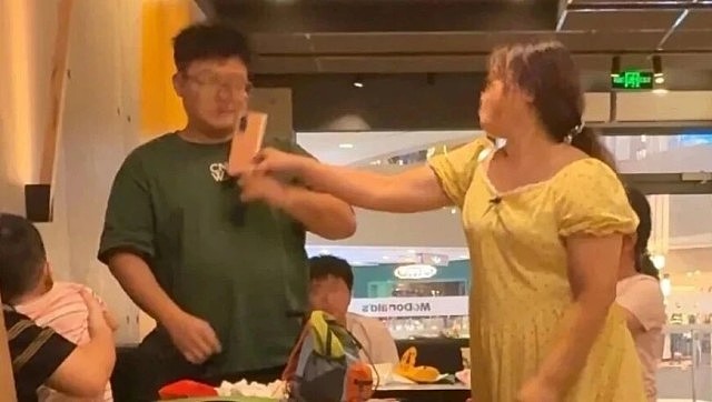 收个盘子没必要那么凶！”惠州女殴打餐厅员大骂：“Rubbish，还叫嚣指认识大把警察”（视频/组图） - 2