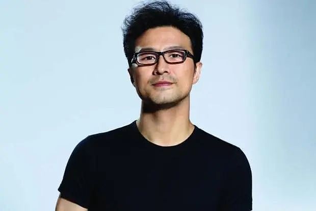 网友偶遇汪峰与女友森林北逛街：汪峰将女友搂在怀中，互动十分甜蜜（组图） - 5