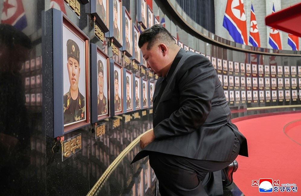 朝鲜表彰援俄士兵，金正恩眼眨泪光拥抱丧命军人遗属，称很心痛（组图） - 4