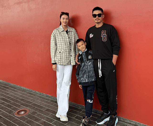 林丹妻子晒儿子,8岁小羽为练网球晒得快成非洲人,只剩两排白牙(组图) - 6