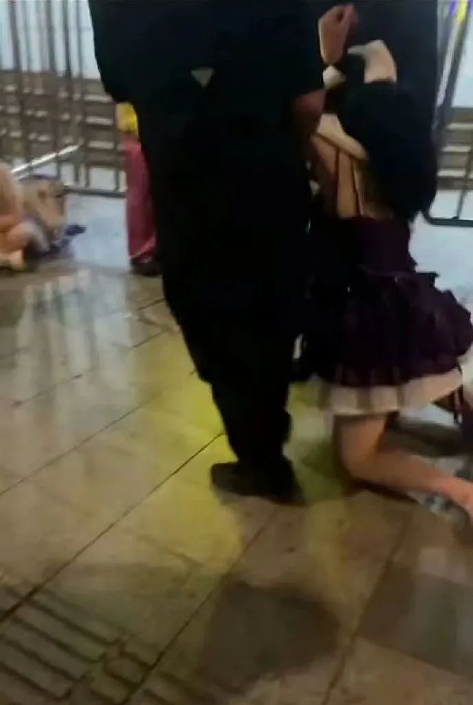 未成年女孩称被演唱会保安咸猪手致胸部受伤，多图流出评论区却说活该（组图） - 4