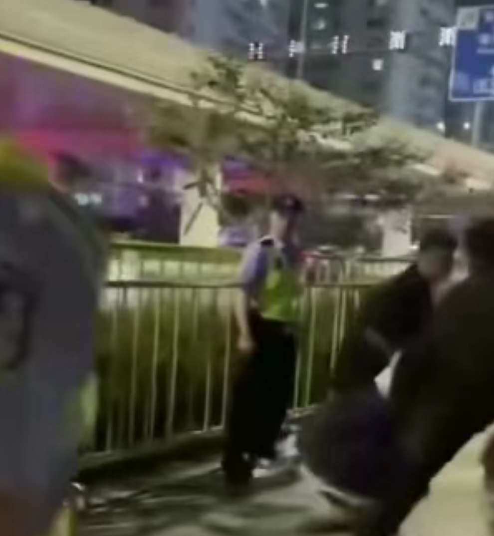 未成年女孩称被演唱会保安咸猪手致胸部受伤，多图流出评论区却说活该（组图） - 3