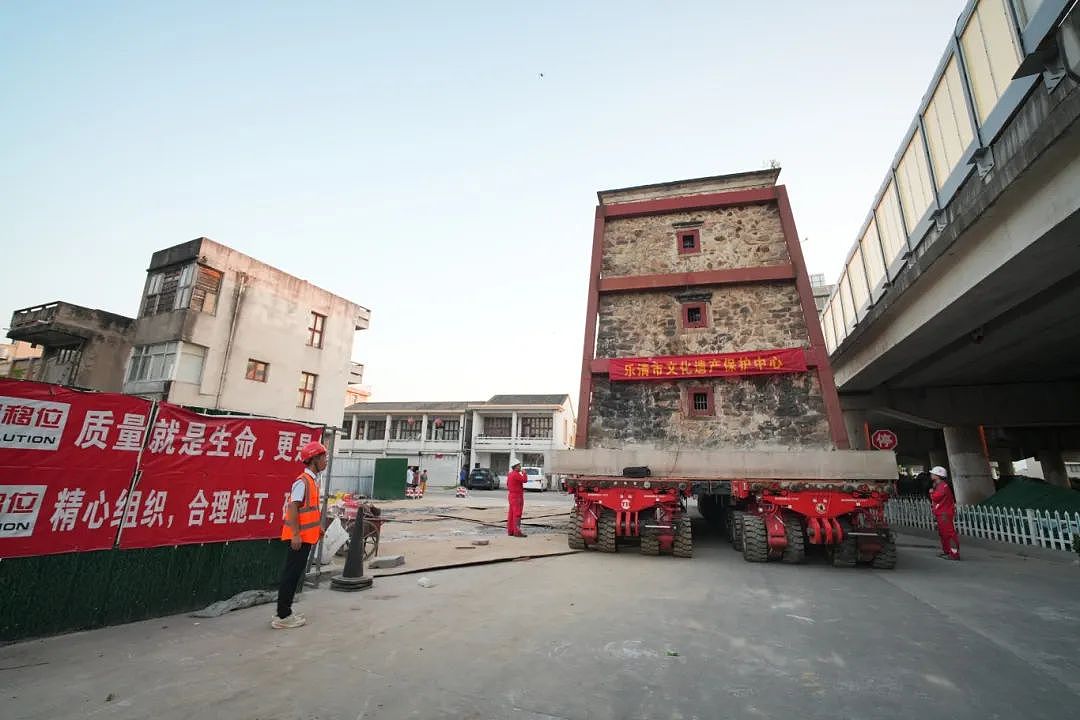 为高速让路，浙江乐清一处百年碉楼坐运输车“搬家”，整体平移300米，耗资近300万（组图） - 1