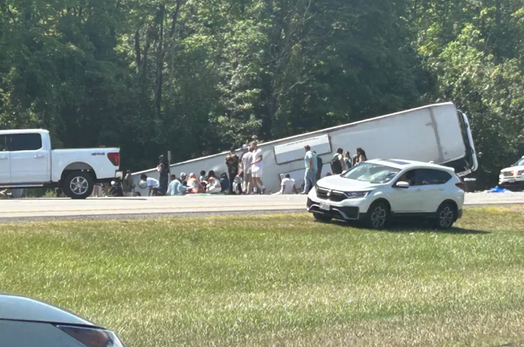 载有中国游客的大巴纽约翻车，至少4死，有人被甩飞+被压车底，现场惨不忍睹（组图） - 8