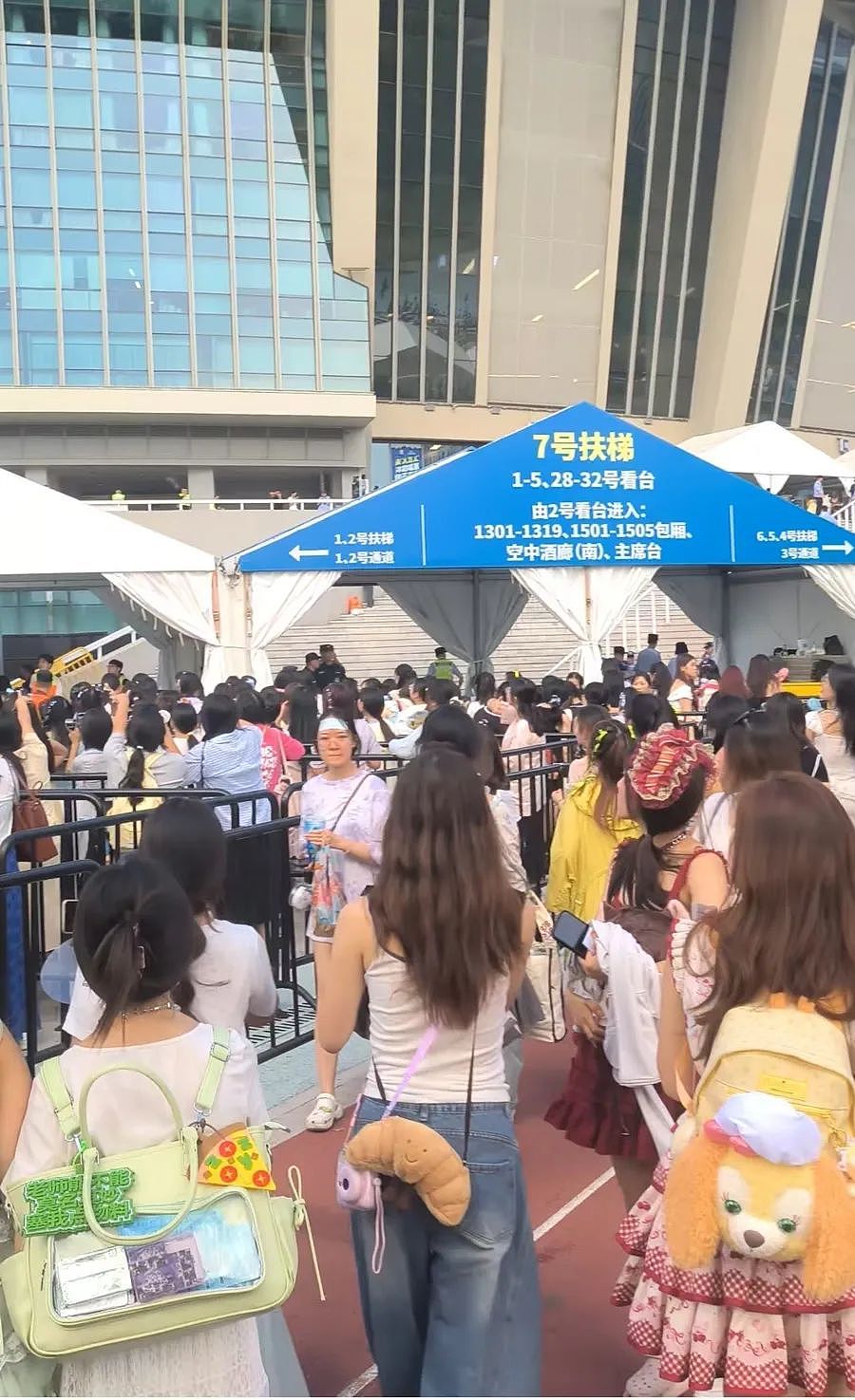 未成年女孩称被演唱会保安咸猪手致胸部受伤，多图流出评论区却说活该（组图） - 9