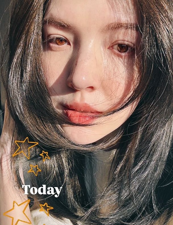 许玮宁产后首次晒自拍照：近距离怼脸拍好美，皮肤白皙紧致气色佳（组图） - 1