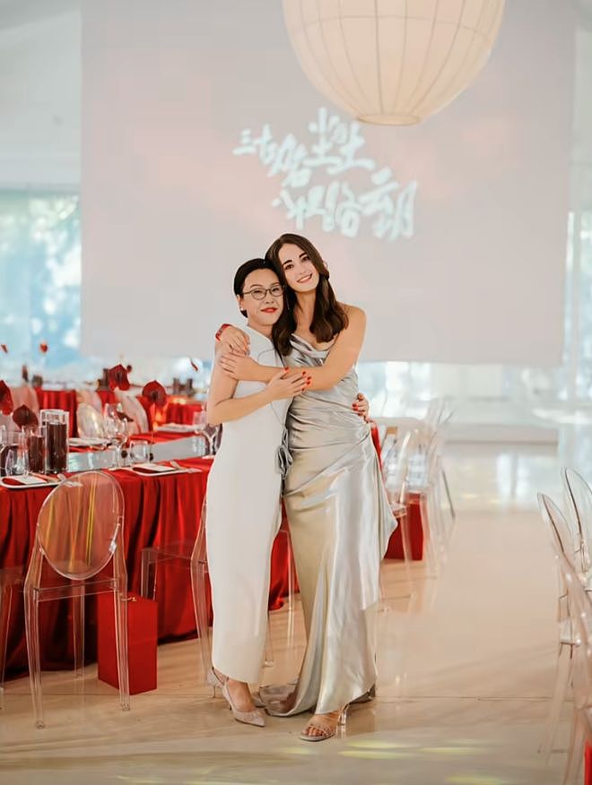 李国庆2个继女首曝光，高挑混血大美女，已改口叫爸，发言显情商（组图） - 4