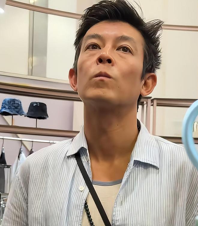 陈冠希参加活动状态差，皮肉下垂皱纹明显，网友感叹不如谢霆锋（组图） - 3