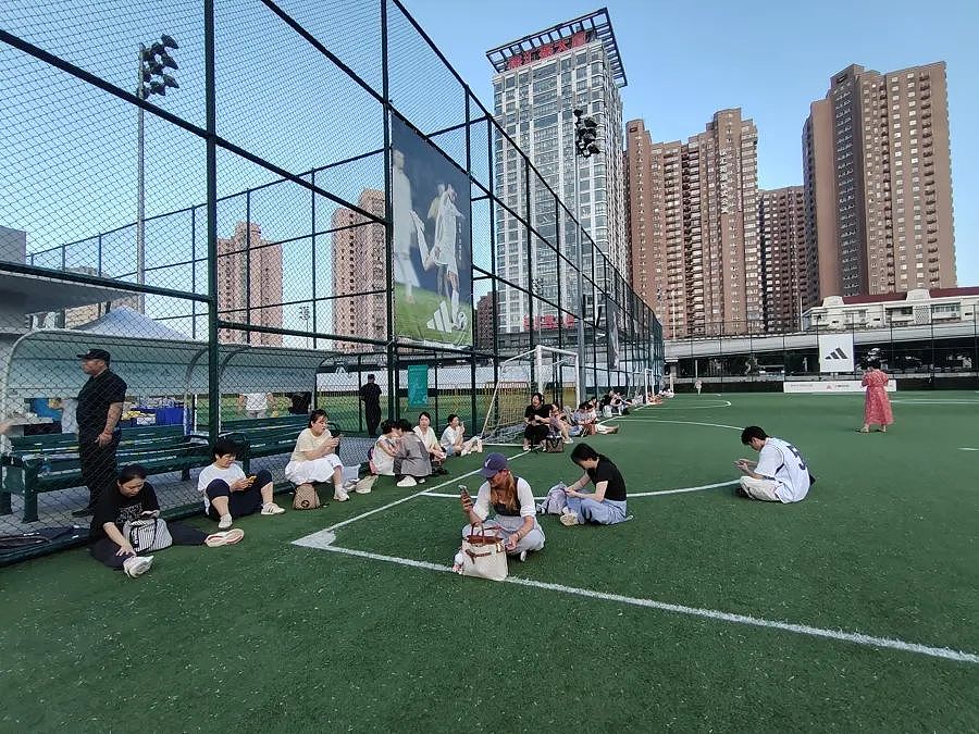 未成年女孩称被演唱会保安咸猪手致胸部受伤，多图流出评论区却说活该（组图） - 7